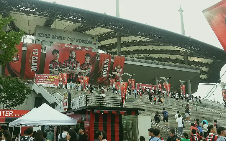 里约热内卢马拉卡纳球场内座无虚席的老看台画面(平局即冠军的算法)
